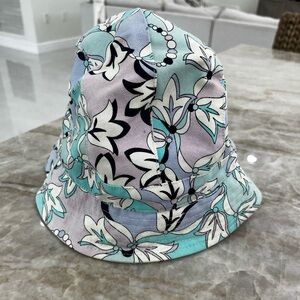 Gorgeous Emilio Pucci bucket hat!